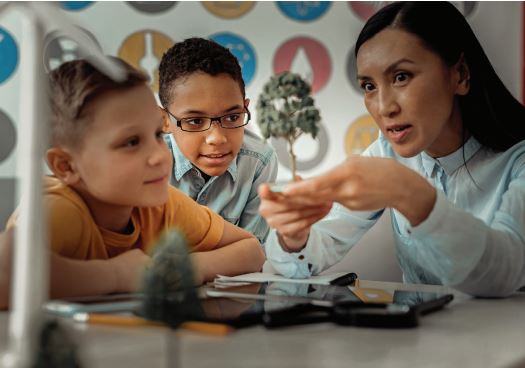 How can a climate education curriculum help educators in teaching about climate change?